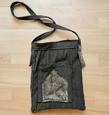 tasje van blouse en stropdas